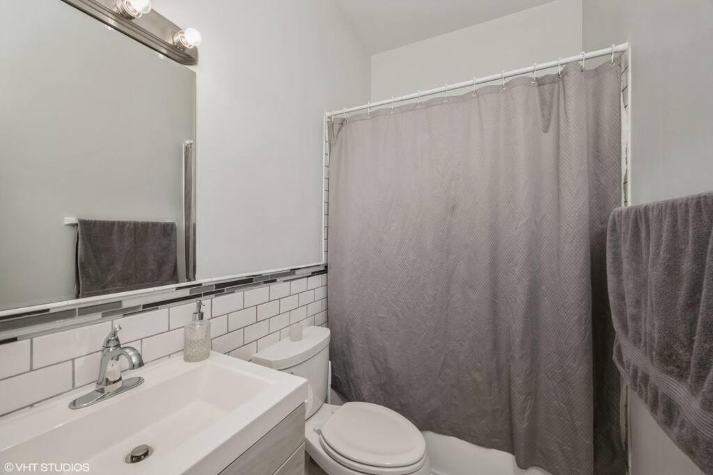 2-Bed 2-Bath Apt - Close To Uc W/ Free Parking Chicago Exterior photo